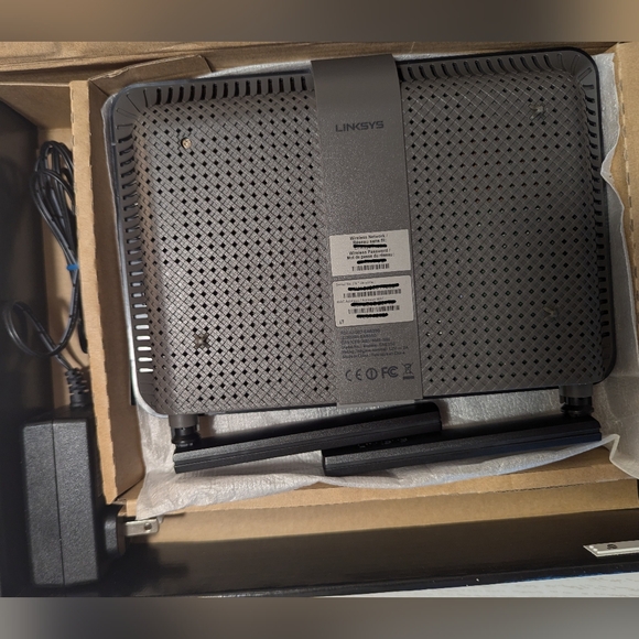 Linksys AC 1200+ Dual Band Smart Wi-Fi Gigabit Router Includes Charger - Picture 5 of 9